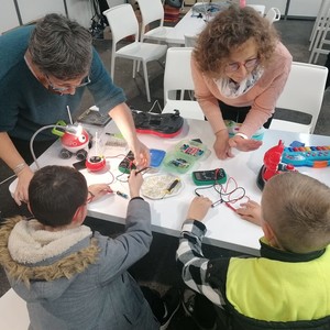 Atelier sensibilisation aux objets électroniques fait par la Coop 5 pour 100 Atelier sensibilisation aux objets électroniques fait par la Coop 5 pour 100