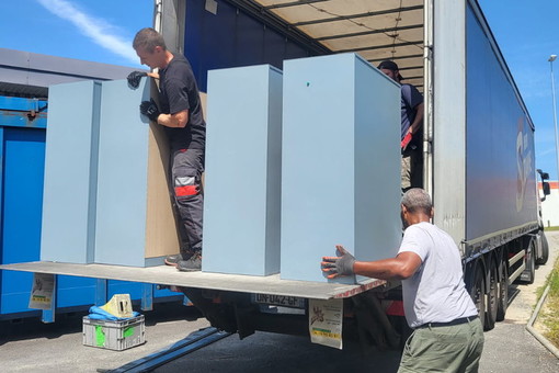 Une opération exemplaire de réemploi solidaire de mobilier professionnel Une opération exemplaire de réemploi solidaire de mobilier professionnel